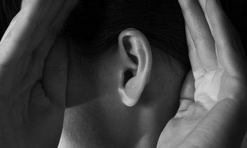 Почему болит кость за ухом: возможные причины