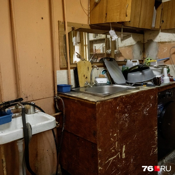 Со стен и потолка вода стекает на проводку | Источник: Александр Куренной / 76.RU