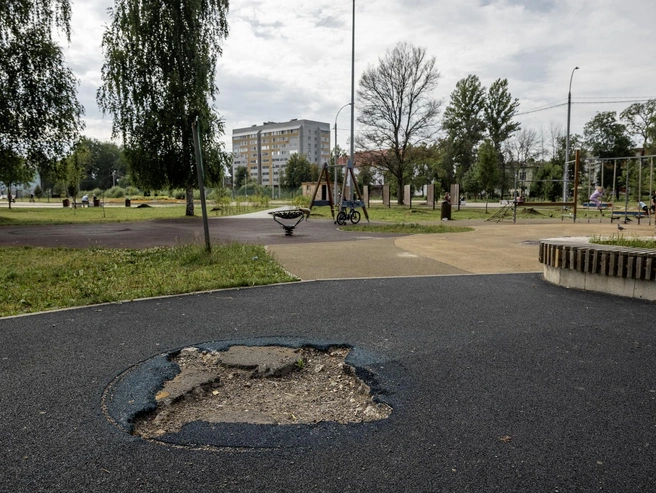 После демонтажа аттракциона осталась дыра в центре площадки | Источник: Александр Куренной / 76.RU