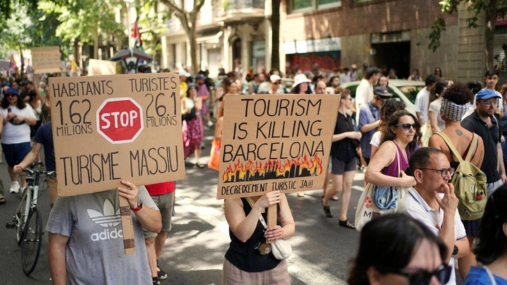 Водяные пистолеты и чемоданы на улицах: митинги против массового туризма в Испании, Италии и Португалии | Источник: AP