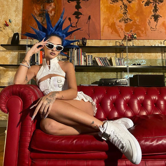 Punk’s not dead: Сита Абеллан с «шипами» на голове и в ультрамаленьком костюме