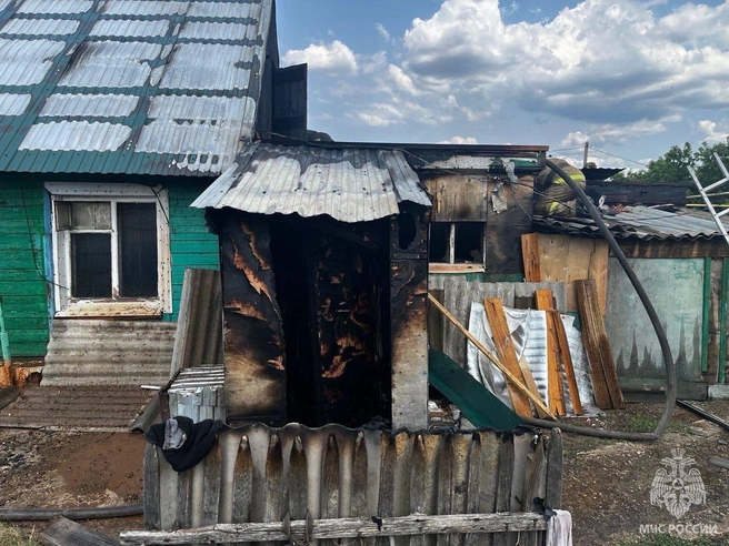 В Новосергиевке на пожаре пострадали два человека | Источник: ГУ МЧС России по Оренбургской области