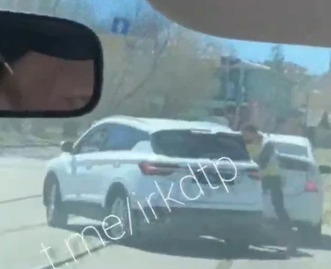 Двое автомобилистов устроили драку на вокзале в Иркутске: видео | Источник: ДТП 38RUS / T.me