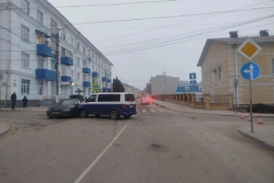 Столкновение иномарок в Ельце привело к травме пассажира