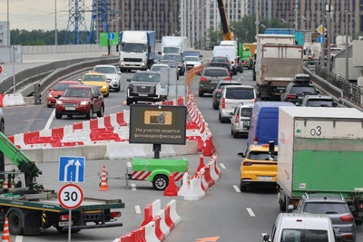 Сняли целый кусок моста на СВХ после пожара
