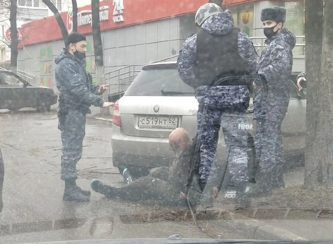 На улице Дзержинского сотрудники ГБР задержали мужчину | ya62.ru