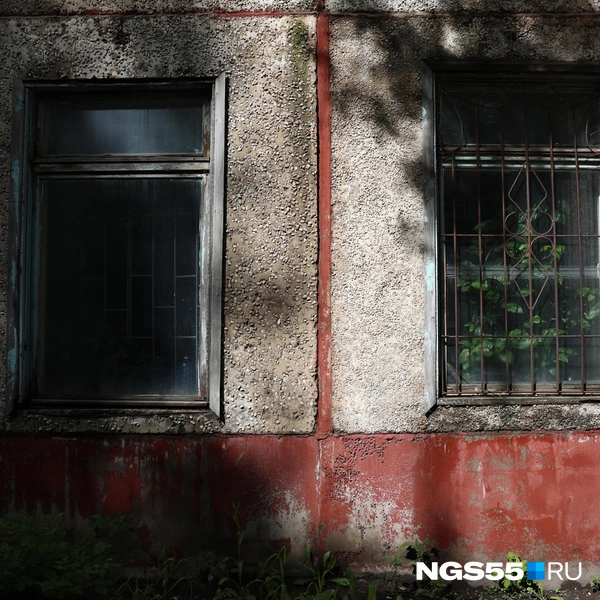 Возле окон — нарисованные зачем-то кресты | Источник: Евгений Софийчук / NGS55.RU
