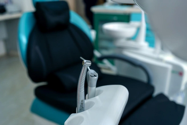 В клинике можно вылечить зубы, исправить прикус, поставить импланты, установить виниры и коронки | Источник: клиника Stomaland