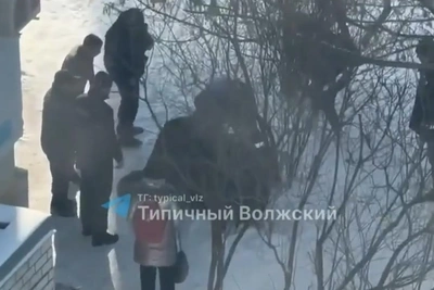 Девушка выпала из окна, сбегая к парню в Волжском