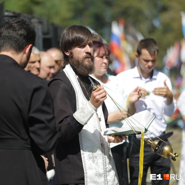 Над могилами священник прочел поминальную молитву | Источник: Владислав Лоншаков / E1.RU