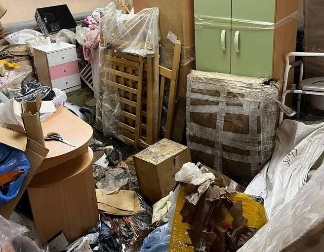 Все вещи пришли в негодность не только из-за влаги, но и из-за запаха | Источник: Дарья Зубова / Союз добровольцев