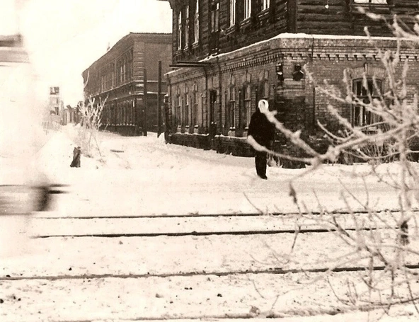 Такой была зима в далеком 1974 году. Узнали место на фото? Это угол улицы Лермонтова и 3-й Линии | Источник: Pastvu.com