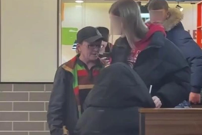 Уборщица сломала нос школьнице из-за спора о заказе