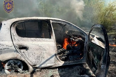 Водитель Toyota Vitz спаслась при пожаре автомобиля в кювете