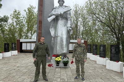 Сотрудники СК благоустроили памятники в Калужской области