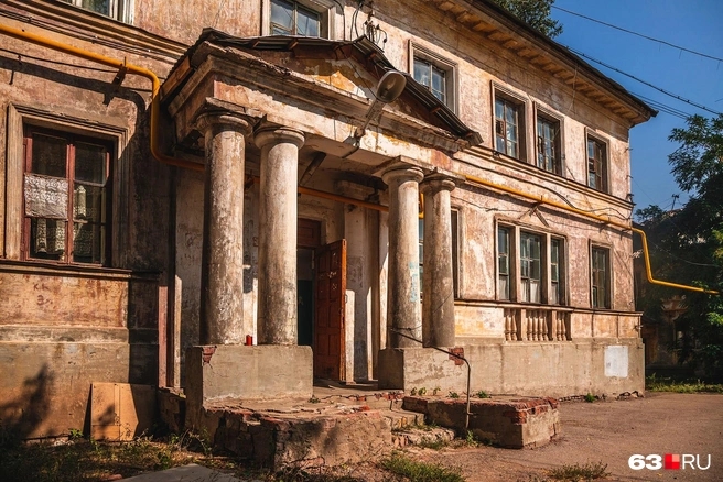 Былая роскошь советского рабочего городка — подъезд с колоннами | Источник: Роман Данилкин