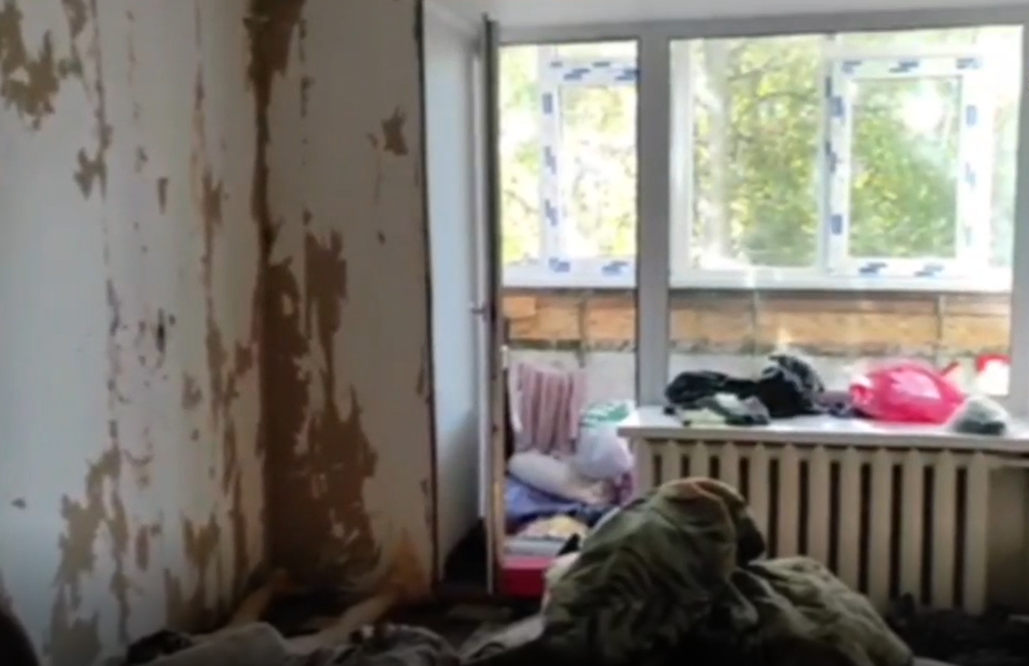Мужчина жестоко расправился со знакомой в Нижегородской области. Он нанес ей 60 ударов ножом и вилками