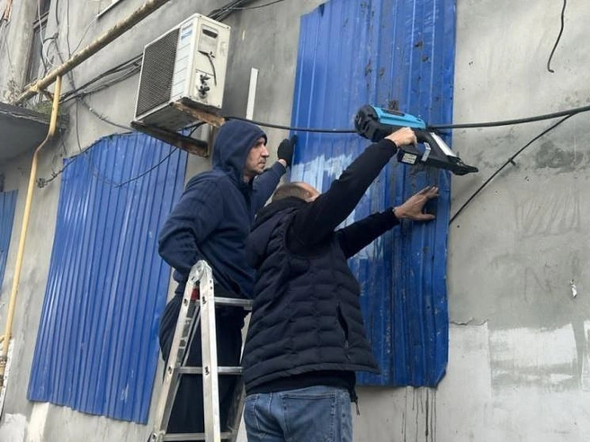 В доме остались разбиты окна на остальных этажах, через которые мародеры и подростки лезут также на крышу за проводами | Источник: администрация Ростова / rostov-gorod.ru