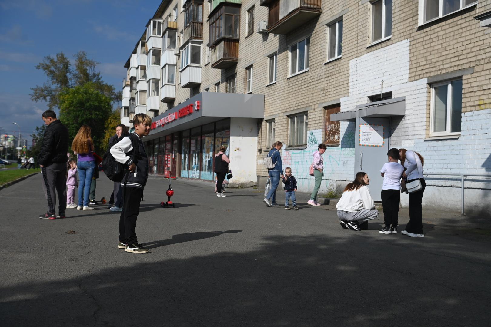 Очень неотложная помощь: в Екатеринбурге очередь из мам с больными детьми растянулась от кабинета до улицы