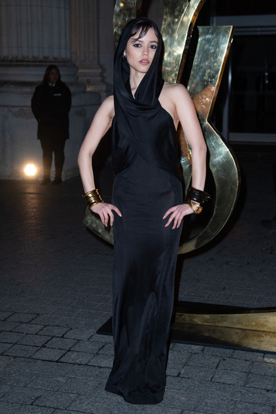 Уэнсдей обзавидовалась: Дженна Ортега в необычном черном платье с капюшоном на шоу Yves Saint Laurent