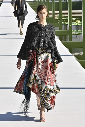 Сад Тюильри как манифест: Джонатан Андерсон продолжает цветочную историю Dior