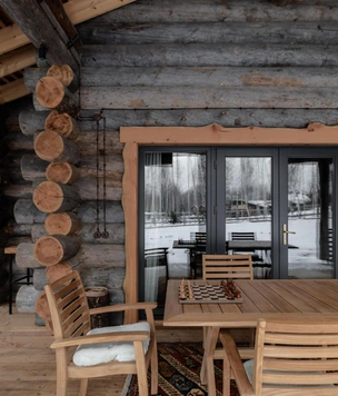 Благородное дерево: банный дом в Истре, где много ручной работы