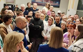 «Са-мо-лет! Са-мо-лет!»: пассажиры устроили бунт в аэропорту Екатеринбурга из-за суточной задержки рейса в Анталью