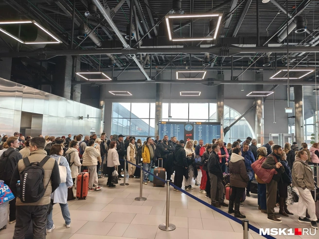 Что происходит в аэропортах Москвы, где люди десятки часов ждут ...