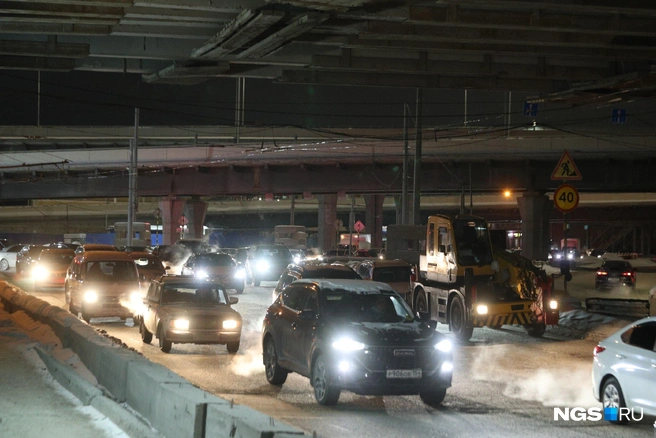 Изменения внесли в районе площади Труда: там устранили левый поворот на светофоре, через который троллейбусы ходили в сторону Станционной | Источник: Андрей Бортко / NGS.RU