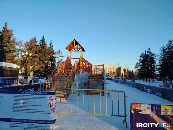 Горка&nbsp;— почти «режимное» развлечение: пока не откроют&nbsp;— не попадешь | Источник: ИрСити