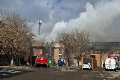 В Красноярске загорелся мебельный цех с пиломатериалами