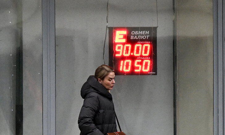 Нужно ли снимать валюту и рубли? Что говорят эксперты