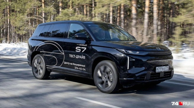 Просвет в 200&nbsp;мм позволяет ездить по дорогам разного качества, но для серьезного бездорожья такие кроссоверы не предназначены. Хотя за счет электротяги на обеих осях они эффективно используют свой потенциал на скользких покрытиях | Источник: Артем Краснов, Семен Казьмин