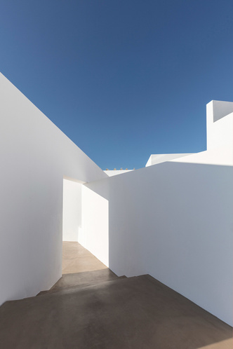 Белоснежная вилла на Санторини от Kapsimalis Architects (фото 2.2)