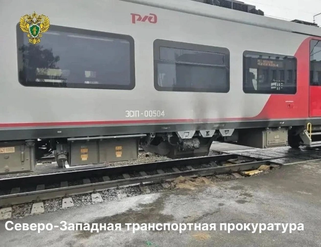 Поезд № 803 тушили в Петрозаводске утром 29 мая | Источник: Северо-Западная транспортная прокуратура