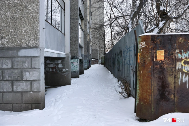Дом № 5 на Герцена вообще стоит к частной избушке впритык | Источник: Наталья Лапцевич