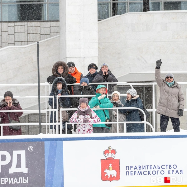 Группы поддержки и зрители заняли места на трибунах | Источник: Василина Любимова / 59.RU