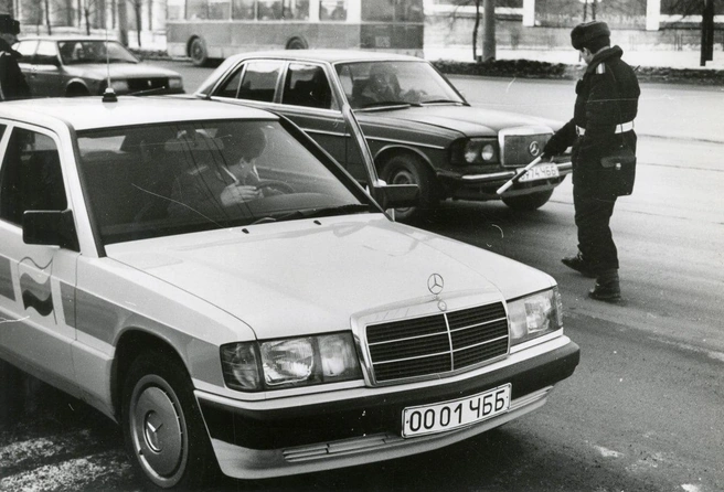 А это челябинские инспекторы ДПС на автомобиле Mercedes-Benz 190E останавливают автомобиль Mercedes-Benz W123 возможного нарушителя  | Источник: Б. Каулин, фонды ОГАЧО