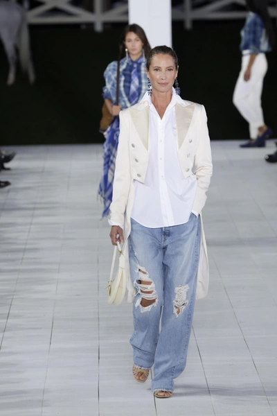 Модель на показе Ralph Lauren в сентябре 2024