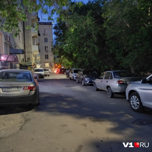 Во дворах не было и угла без припаркованной машины | Источник: Денис Паустовский / V1.RU