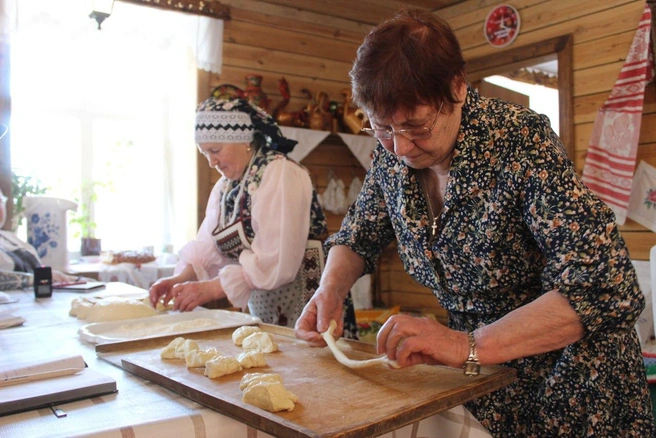 Процесс изготовления «вареных» калачей | Источник: «Администрация Калачинского МР» / T.me