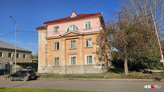 Дом № 10 на улице Кремлева построен в 1950 году | Источник: Дарья Никитченко / 45.RU