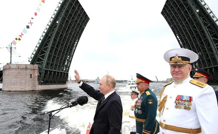 Самые впечатляющие кадры с парада в честь Дня Военно-морского флота России — 2022: корабли, Путин и Шойгу