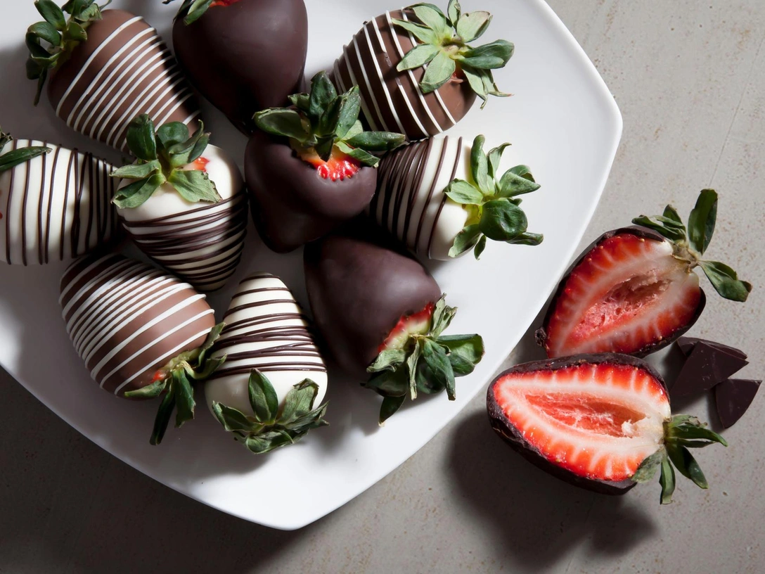 Как сделать клубнику в шоколаде в домашних условиях — вы удивитесь, насколько это просто! | marieclaire.ru