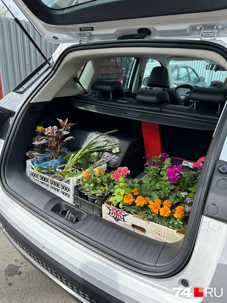 В багажник, в принципе, влезает всё самое необходимое. При необходимости можно сложить задние сиденья | Источник: Татьяна Стриганова / 74.RU