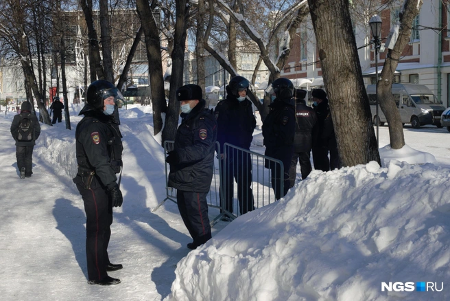 Полицию горожане встречают в разных частях центра | Источник: Алина Каур