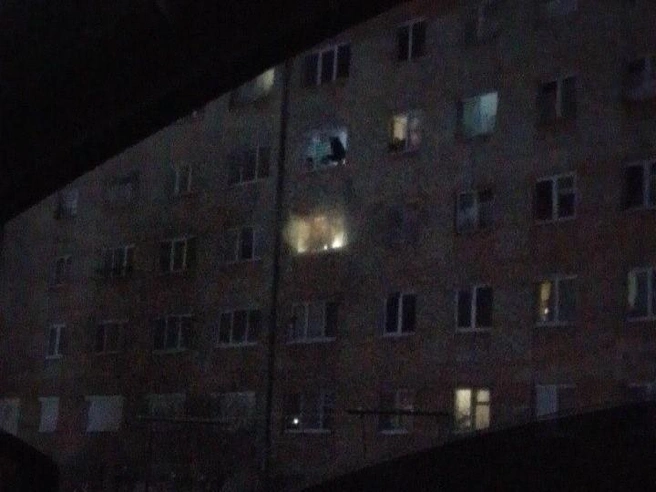 Дым окутал подъезд и валил в окно молодой семьи  | Источник: читатель E1.RU