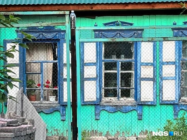 Домик № 23 на Архитектурной улице неказистый, но с витиеватыми наличниками | Источник: Настасья Медведева / NGS.RU