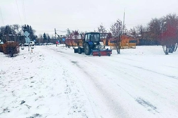 На особом контроле расчистка дорог к социальным объектам | Источник: пресс-служба администрации Омского муниципального района