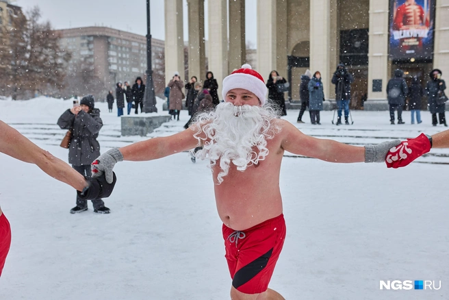  В конце забега моржи водили хоровод вокруг главной елки | Источник: Александр Ощепков / NGS.RU